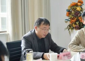 富登置业有限公司董事长蒋昌宏汇报学校建设工作.jpg